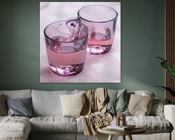 Set van roze theeglazen met vloeistof voor een met name roze achtergrond met witte hartjes van Idema Media