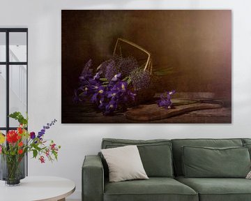 Stilleben mit Schwertlilien in Violetttönen im Weidenkorb. von Saskia Dingemans