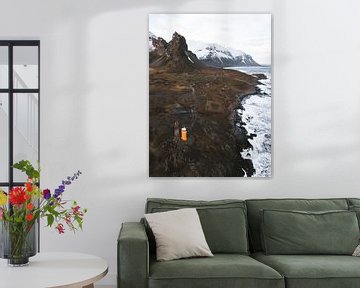 Phare orange et sur la côte de l'Islande à la montagne et au rocher Eystrahorn