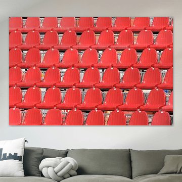 Des chaises rouges sur une tribune