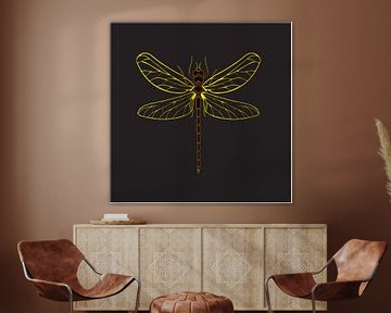 Libelle insect geelgoudkleur op zwart achtergrond illustratie van sarp demirel