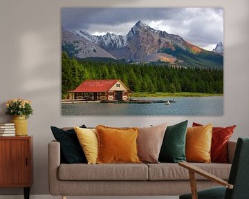 Botenhuis in Maligne Lake, Jasper NP, Alberta, Canada van Henk Meijer Photography