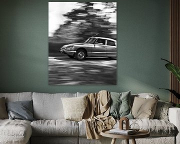 Foto van een rijdende Citroen DS in zwart wit. van Therese Brals