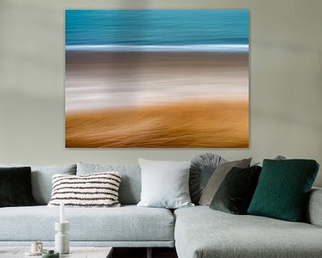Een abstract van helmgras, strand en zee van Sander Grefte