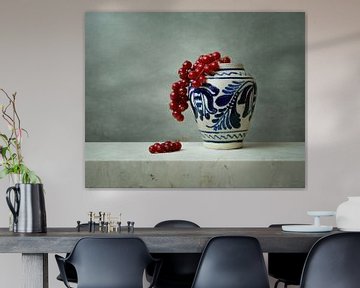 Delfter blaue Vase mit roten Beeren von Joske Kempink