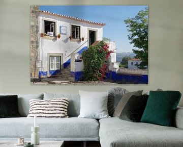 Een huis met bougainvillea in Óbidos (Portugal) van Berthold Werner