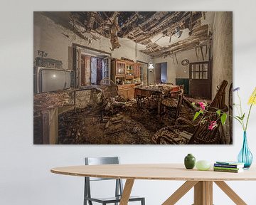 Abgelaufener Speisesaal in verlassenem Haus von Inge van den Brande