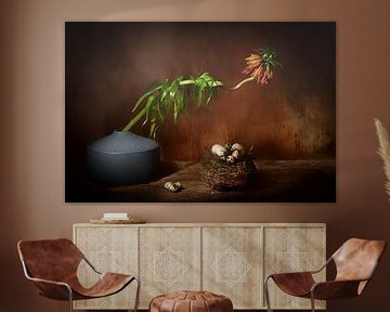 Stilleven met bloem en nest met eieren van Saskia Dingemans Awarded Photographer