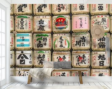 Sake vaten op een stapel in Japan van Mickéle Godderis