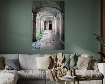 Grauer verlassener Korridor. von Roman Robroek