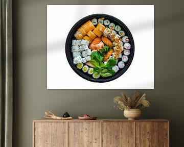 un assortiment de sushis sur fond blanc