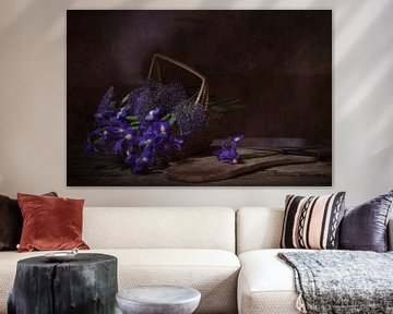 Purple dream .Stilleven met blauwe irissen . van Saskia Dingemans Awarded Photographer