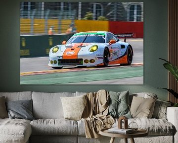 Porsche 911 RSR GTE racewagen rijdend op Spa Francorchamps. van Sjoerd van der Wal