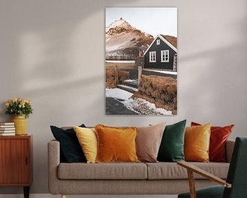 Maison en bois avec de l'herbe sur le toit au lever du soleil à Arnarstapi, Islande