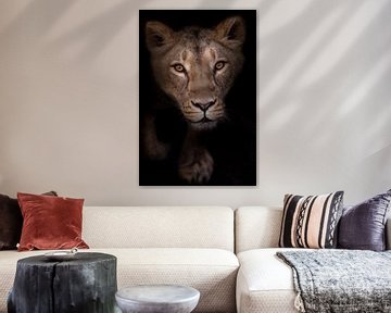 een hebzuchtige en gepassioneerde leeuwin kijkt je aan, de blik van een leeuwin is een portret in de van Michael Semenov