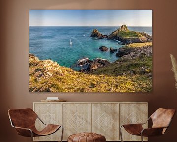 Bateau à voile dans la baie de Kynance, Helston, Cornouailles, Angleterre sur Christian Müringer