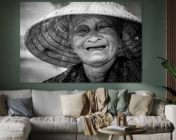 Portret van een lachende Vietnamese vrouw van Ellis Peeters