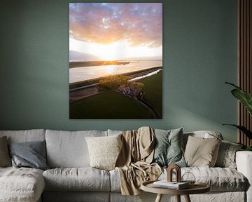 Dijkhuisje in Friesland met een prachtige zonsondergang van Ewold Kooistra