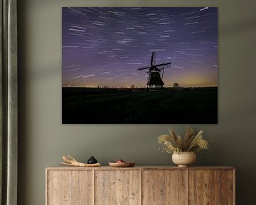 Molen in de nacht! met geweldige startrail op de achtergrond