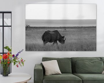 Neushoorn op de savanne in afrika van Discover Dutch Nature