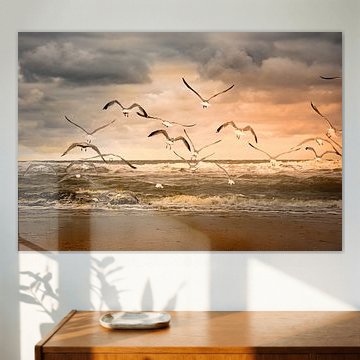 vliegende zeemeeuwen over het strand van Marinus Engbers