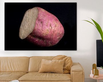 Zoete aardappel op zwarte achtergrond van Iris Koopmans