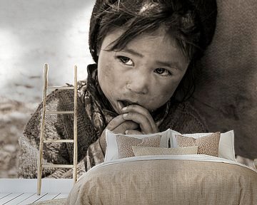 Zanskar meisje leunt veilig tegen haar moeders heup van Affect Fotografie