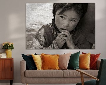 Zanskar meisje leunt veilig tegen haar moeders heup van Affect Fotografie