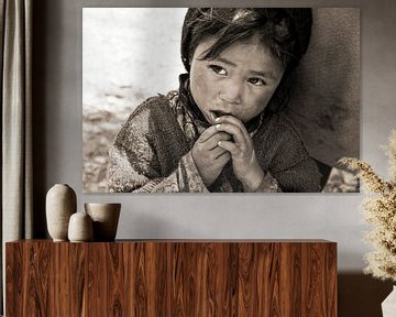 Zanskar-Mädchen lehnt sich sicher an die Hüfte ihrer Mutter