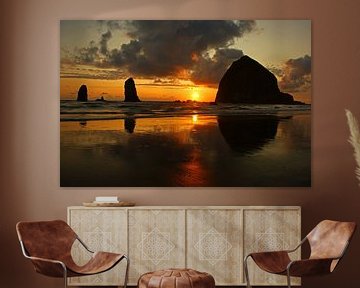 Haystack Rock, Cannon Beach bei Sonnenuntergang von Jeroen van Deel