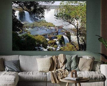 De watervallen van Iguazu op de grens van Brazilië  en Argentinië trekken veel belangstelling van Rini Kools