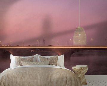 Waalbrug bij Nijmegen met St. Stevenskerk in de vroege ochtendmist van Rianne Groenveld