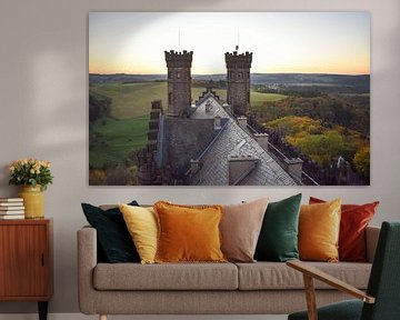 Schloss in hügeliger Landschaft von Gonnie van Hove