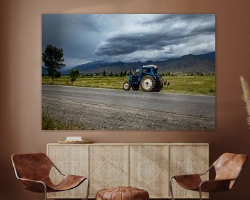 Traktor met dreigende wolken van Julian Buijzen