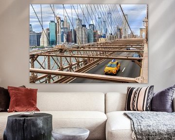 Yellow cab on Brooklyn Bridge van Natascha Velzel