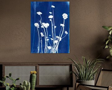 Gedroogde bloemen in blauw van Karin van der Vegt