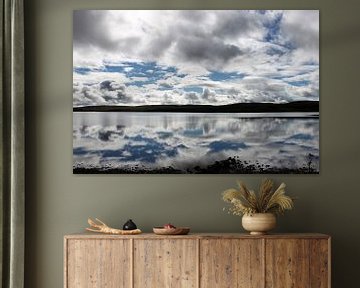 Wolkenlucht weerspiegeld in een Schots meer van Anna van Leeuwen
