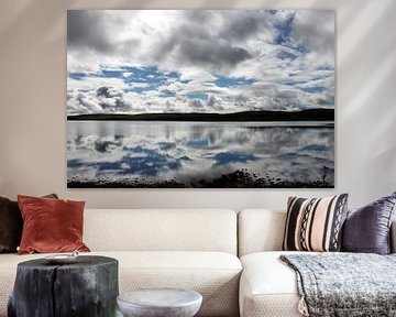 Ciel nuageux se reflétant dans un lac écossais sur Anna van Leeuwen