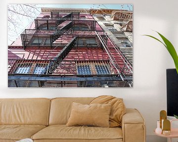 Feuerleitern in einem Wohnhaus in New York von Anna van Leeuwen