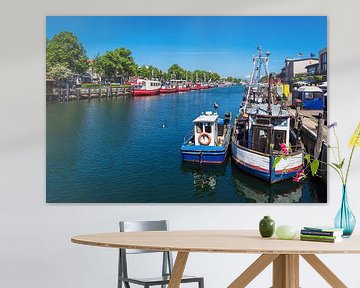 Blick auf den Alten Strom mit Fischkutter in Warnemünde