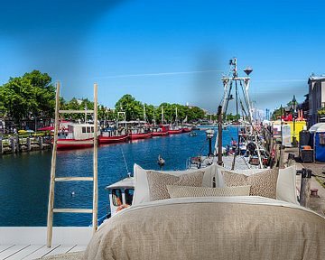 Uitzicht op de Alter Strom met vissersboot in Warnemünde van Rico Ködder