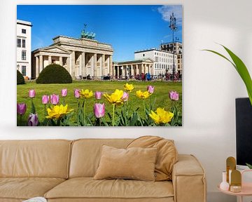 Brandenburger Tor met tulpen van Frank Herrmann