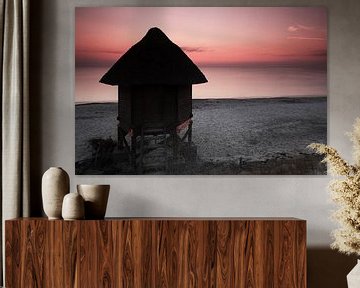 Hut op het strand bij zonsondergang van Frank Herrmann