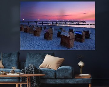 Seabridge Wustrow met strandstoelen bij zonsondergang