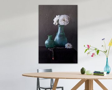 Stilleven met witte rozen in groene vaas en rozenkrans van Affect Fotografie