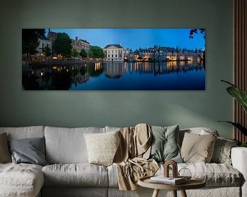 Avondpanorama van de Hofvijver met Mauritshuis en Het Torentje in de avond van Peter van Dam