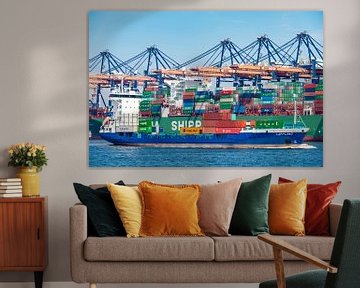 Frachtschiff mit Containern verlässt den Hafen von Rotterdam von Sjoerd van der Wal
