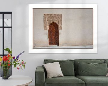 Muur en deur in Alhambra, Spanje van Kees van Dun