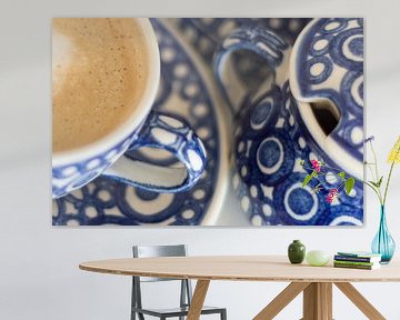 Café dans la vaisselle bleue sur Laura Weijzig