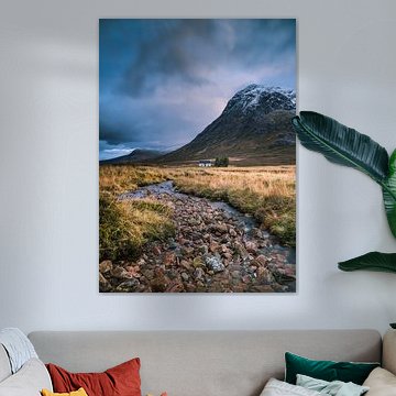 Huisje aan de rivier in Glencoe van Bob Slagter